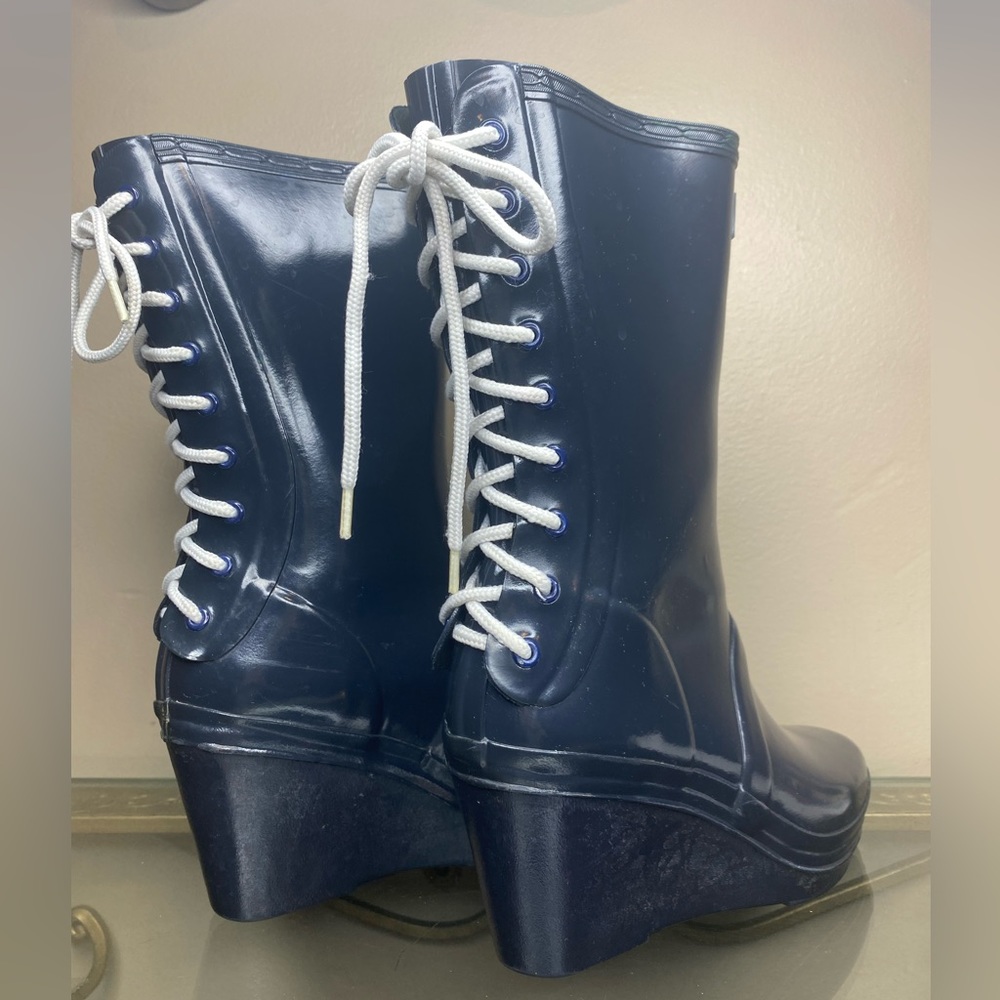 Hunter, Verbier wedge boots with lace up detail. Sz 6. Like new.